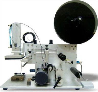 Etiquetadora d'ampolles de plàstic semiautomàtica